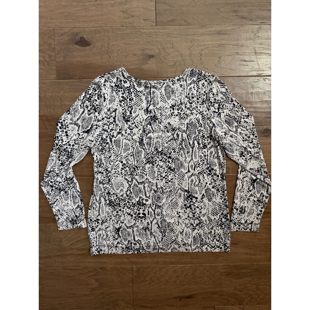 Chicos Womens Size 1 Medium Snakeskin Print Long‎ Sleeve Scoop Neck Top Black - Picture 3 of 6